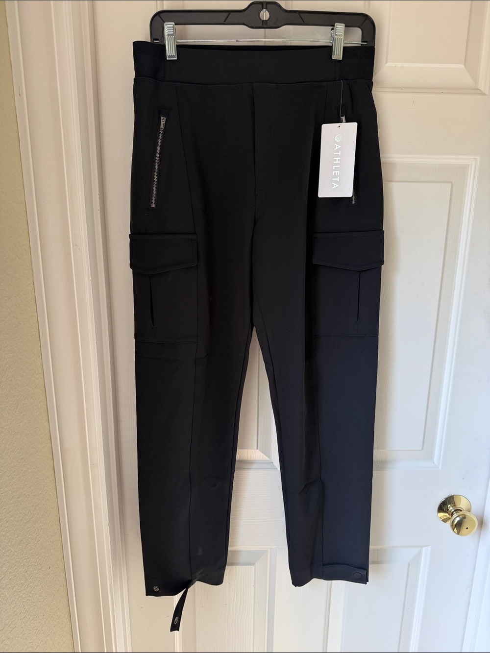 NWT ATHLETA EndkesdBlack Cargo Zip Joggers. Size 6